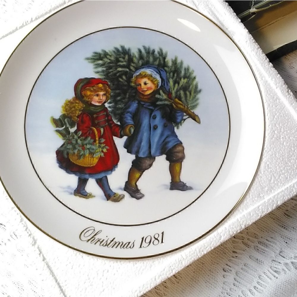 Avon Christmas Memories Collectors Plate 1981